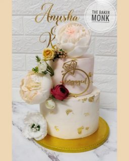 Top Tier: Red Velvet 
Bottom Tier: Vanilla Chocolate Chip
Wedding Cake for Kirti and Anusha 💛
.
.
Like, comment and Share to show some ❤️
DM for Price
.
.
#explorepage #fyp #instagram #customizedcakeshyderabad #fondantcakeshyderabad  #customizedfondantcakes #customizedcakesinhyderabad #customisedcakeshyderabad  #engagementcakeshyd
#engagementcakeshyderabad #birthdaycakeshyderabad #hyderabad
#fondantcakehyderabad #cakearthyderabad #weddingcakedesign